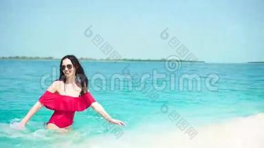 快乐的美女在热带海滨玩得开心。 年轻女孩享受热带度假的异国风情岛